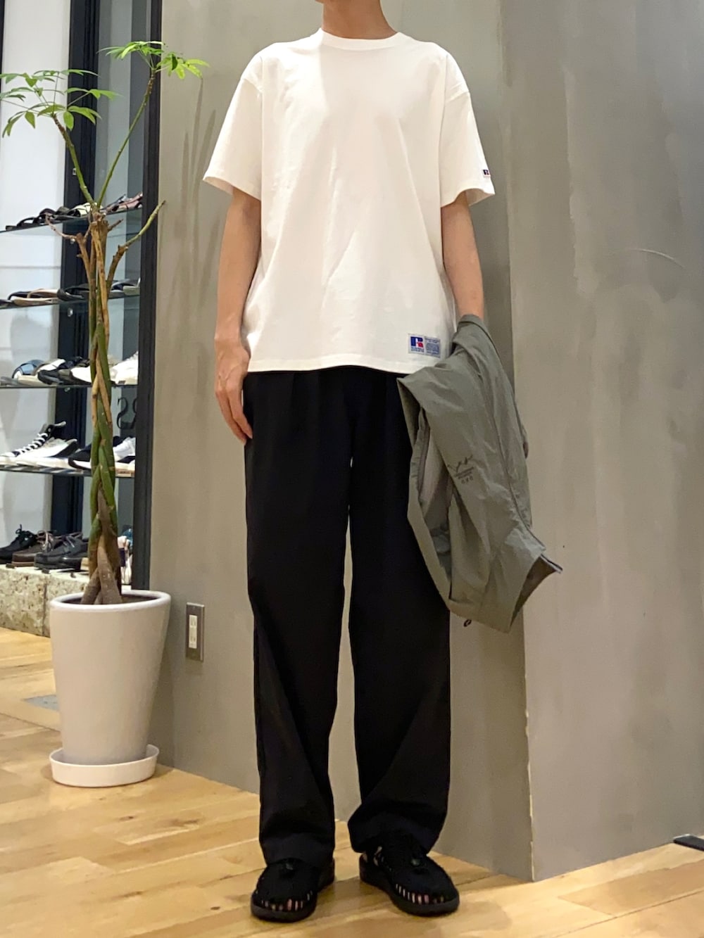 ホワイト系のTシャツ/カットソー、グレー系のその他アウター、ブラック系のその他パンツを着用したメンズの夏コーディネートの2枚目の写真