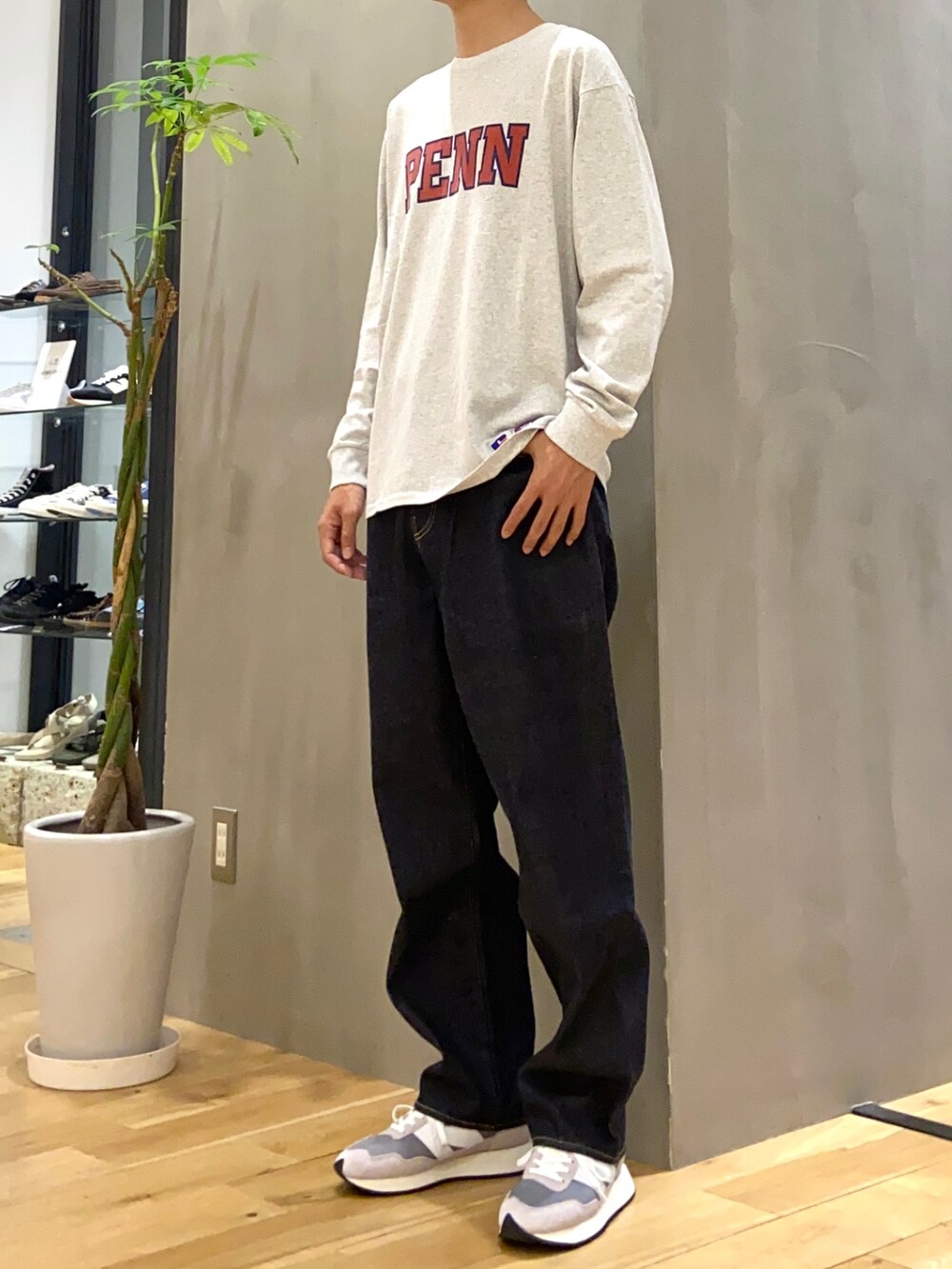 グレー系のTシャツ/カットソー、ブルー系のデニムパンツを着用したメンズの秋コーディネートの2枚目の写真