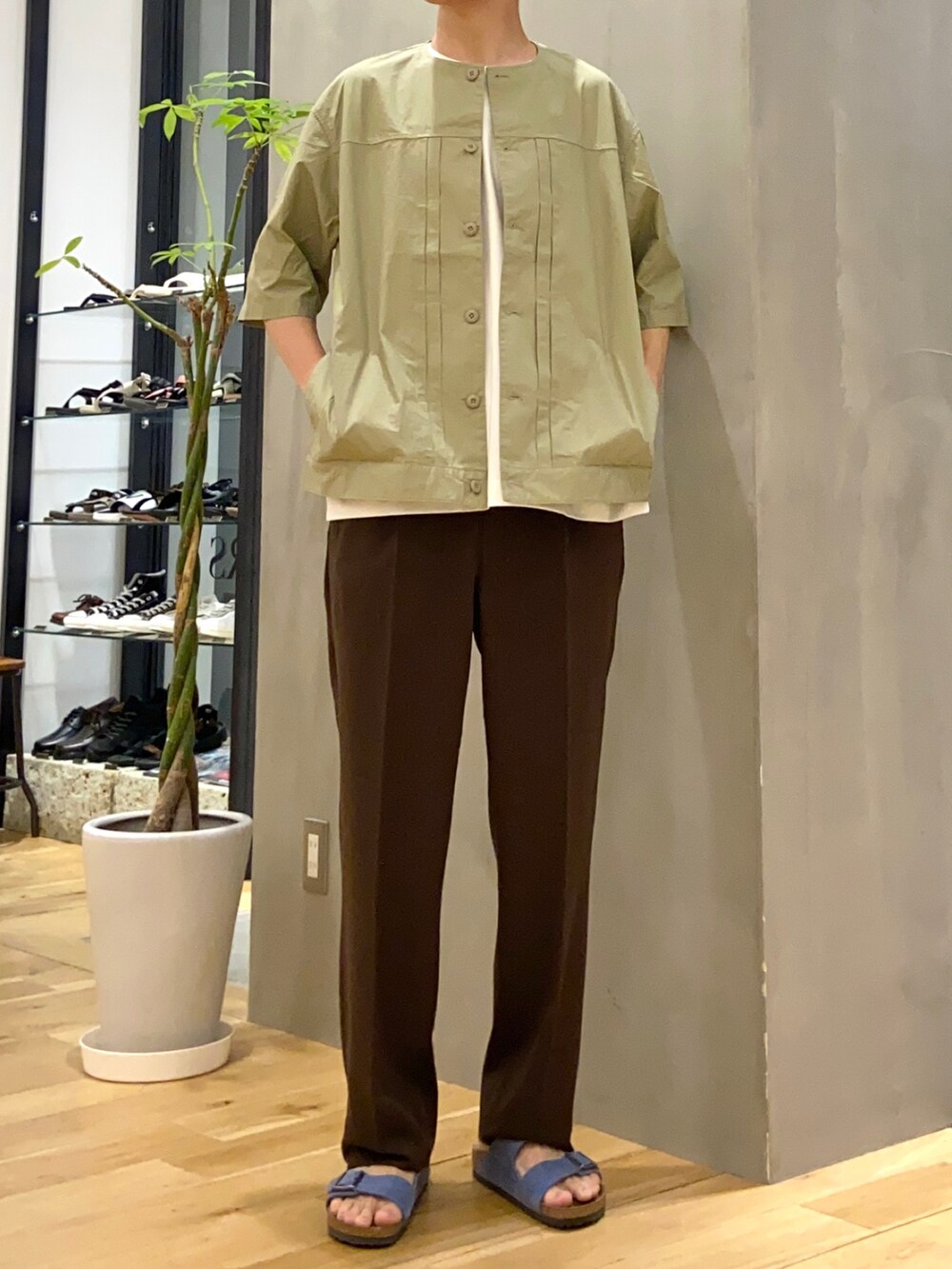 ベージュ系のシャツ/ブラウス、ホワイト系のTシャツ/カットソー、ブルー系のサンダルを着用したメンズの夏コーディネートの3枚目の写真