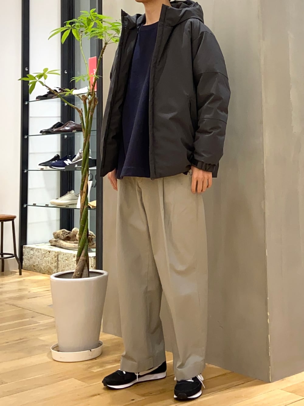 グレー系のダウンジャケット/コート、グレー系のスウェット、グレー系のその他パンツを着用したメンズの冬コーディネートの4枚目の写真