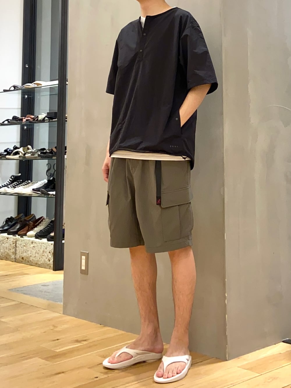 ブラック系のTシャツ/カットソー、ホワイト系のTシャツ/カットソー、グリーン系のカーゴパンツを着用したメンズの春コーディネートの3枚目の写真