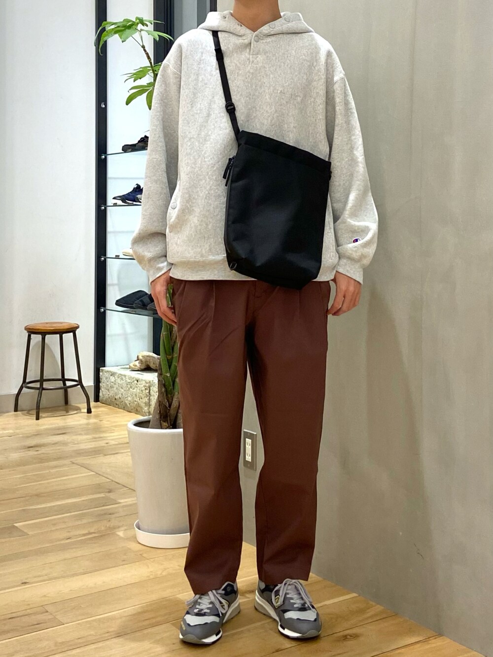 グレー系のパーカー、ブラウン系のその他パンツ、ブラック系のその他を着用したメンズの秋コーディネートの3枚目の写真