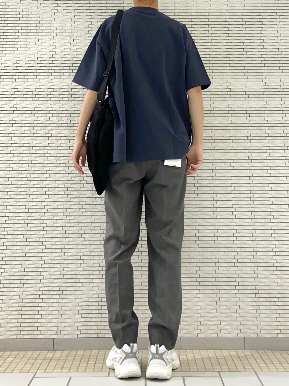 グレー系のTシャツ/カットソー、グレー系のその他パンツ、ブラック系のトートバッグを着用したメンズの春コーディネートの3枚目の写真