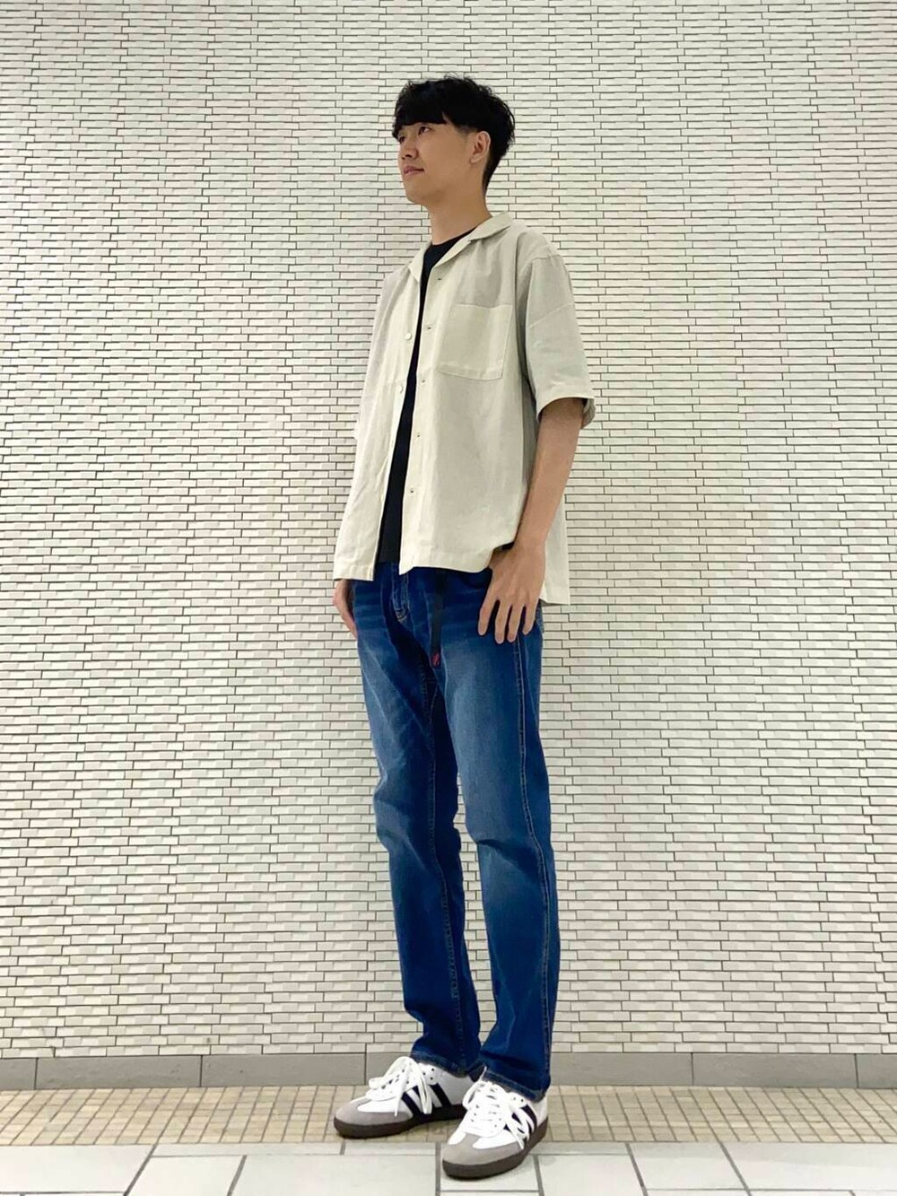 ホワイト系のシャツ/ブラウス、ブラック系のTシャツ/カットソー、ブルー系のデニムパンツを着用したメンズの夏コーディネートの2枚目の写真