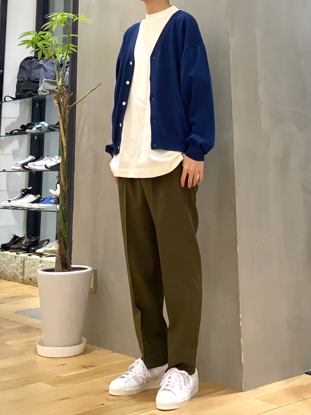 ブルー系のカーディガン/ボレロ、ホワイト系のTシャツ/カットソー、グリーン系のその他パンツを着用したメンズの春コーディネートの3枚目の写真