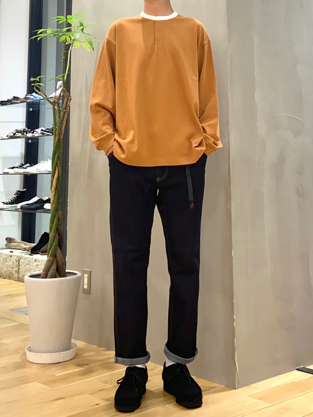 ブラウン系のTシャツ/カットソー、ブルー系のその他パンツ、ブラック系のその他シューズを着用したメンズの秋コーディネートの4枚目の写真