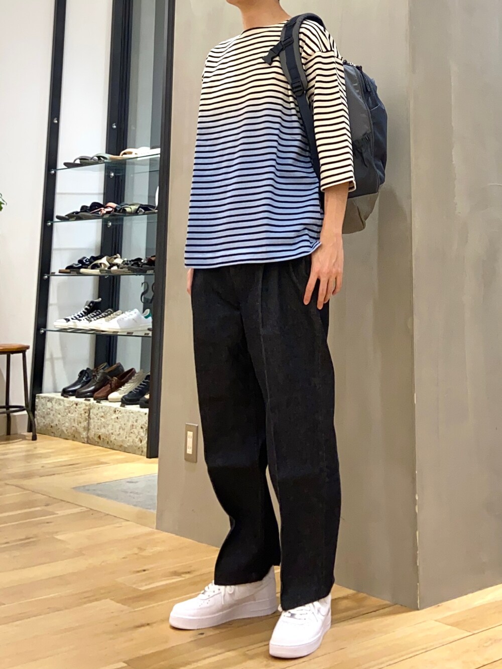 ブルー系のTシャツ/カットソー、ブルー系のバックパック/リュック、ブルー系のデニムパンツを着用したメンズの春コーディネートの2枚目の写真