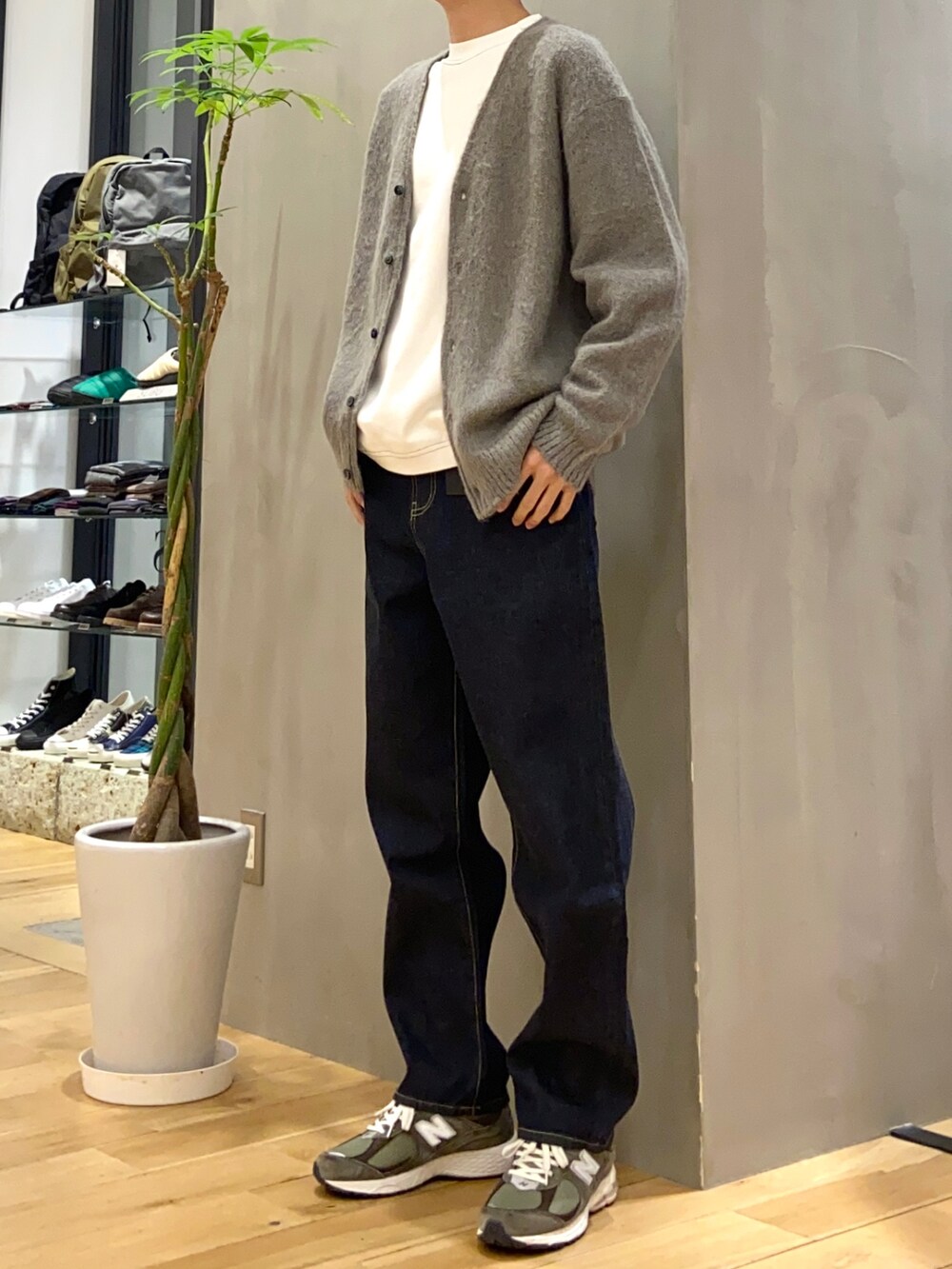 グレー系のカーディガン/ボレロ、ホワイト系のスウェット、ブルー系のデニムパンツを着用したメンズの冬コーディネートの2枚目の写真