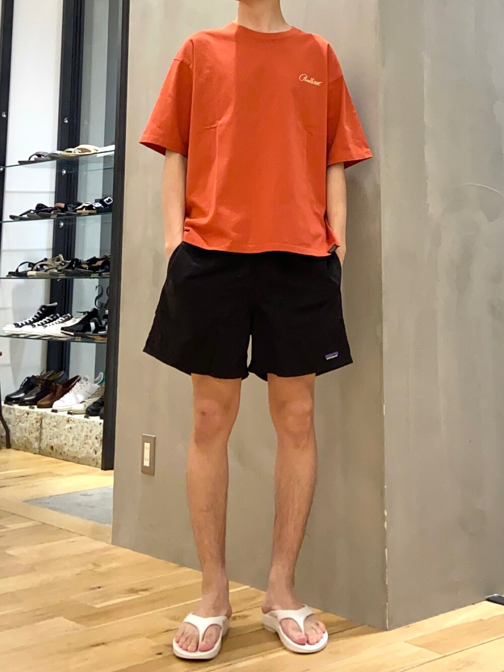 レッド系のTシャツ/カットソー、ホワイト系のサンダル、ブルー系のその他を着用したメンズの夏コーディネートの3枚目の写真