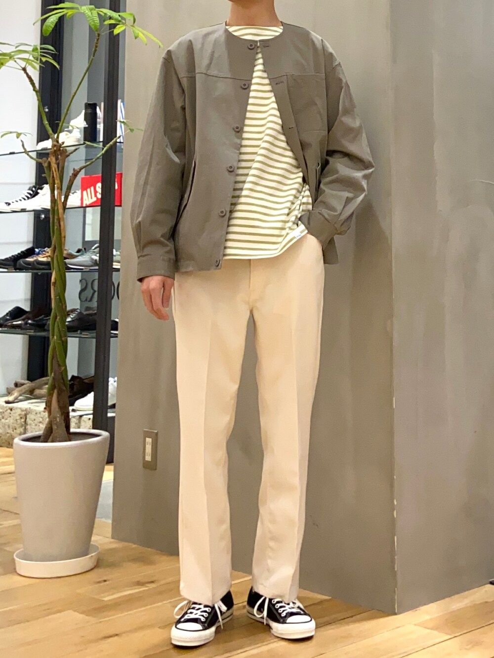 グレー系のブルゾン、グリーン系のTシャツ/カットソー、ホワイト系のその他パンツを着用したメンズの春コーディネートの3枚目の写真