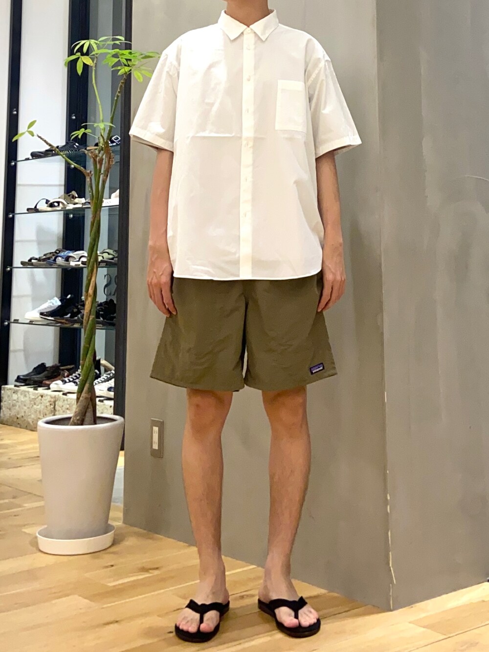 ホワイト系のシャツ/ブラウス、グレー系のTシャツ/カットソー、ブラック系のサンダルを着用したメンズの夏コーディネートの5枚目の写真