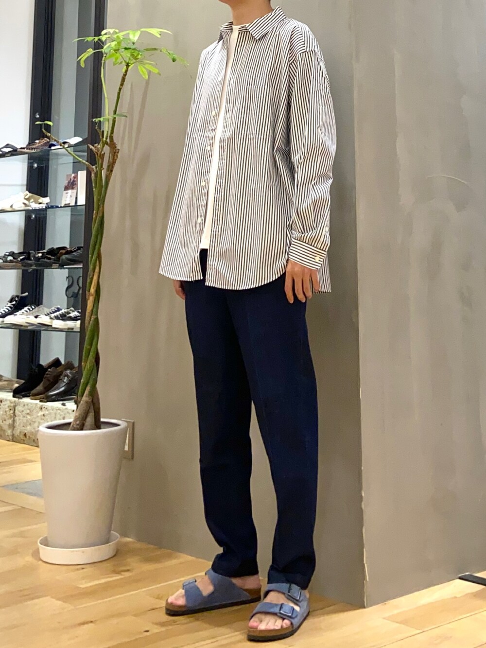 ブルー系のシャツ/ブラウス、ホワイト系のTシャツ/カットソー、ブルー系のサンダルを着用したメンズの秋コーディネートの3枚目の写真