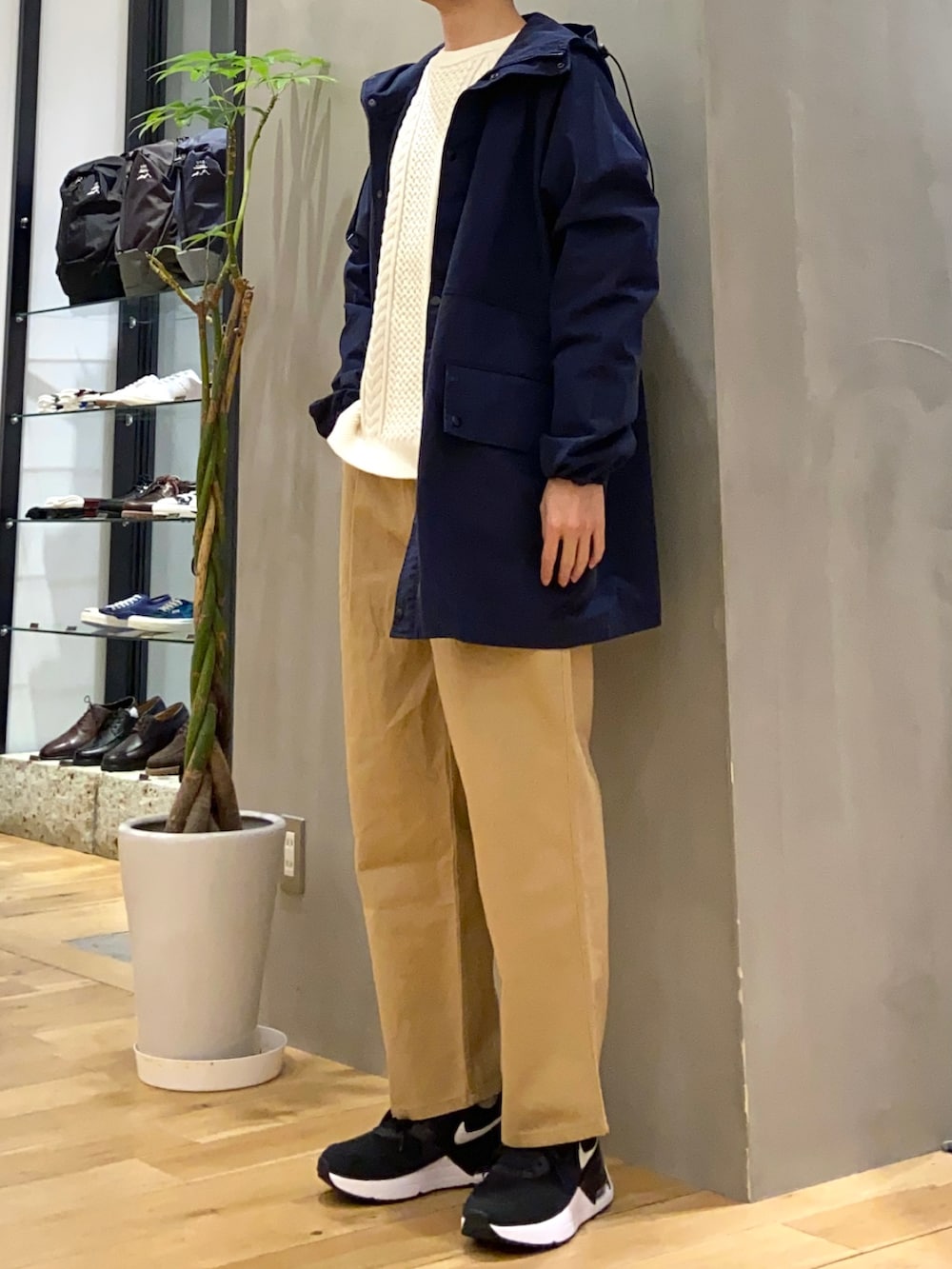 ブルー系のその他アウター、ホワイト系のニット/セーター、ベージュ系のその他パンツを着用したメンズの冬コーディネートの3枚目の写真