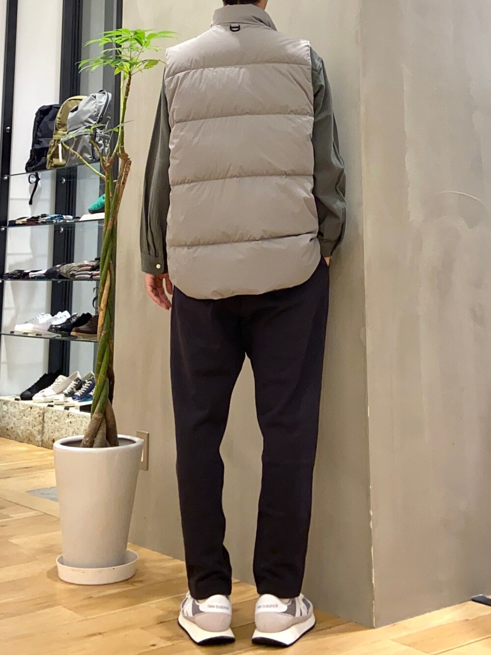 グレー系のダウンベスト、グリーン系のシャツ/ブラウス、グレー系のその他パンツを着用したメンズの秋コーディネートの3枚目の写真
