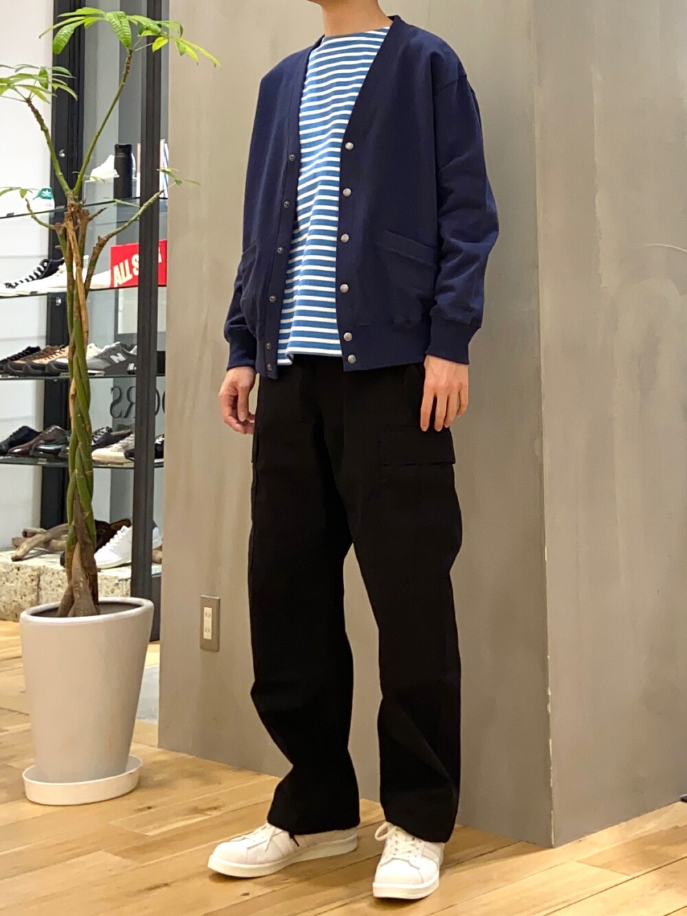 ブルー系のカーディガン/ボレロ、ホワイト系のTシャツ/カットソー、ベージュ系のスニーカーを着用したメンズの春コーディネートの2枚目の写真