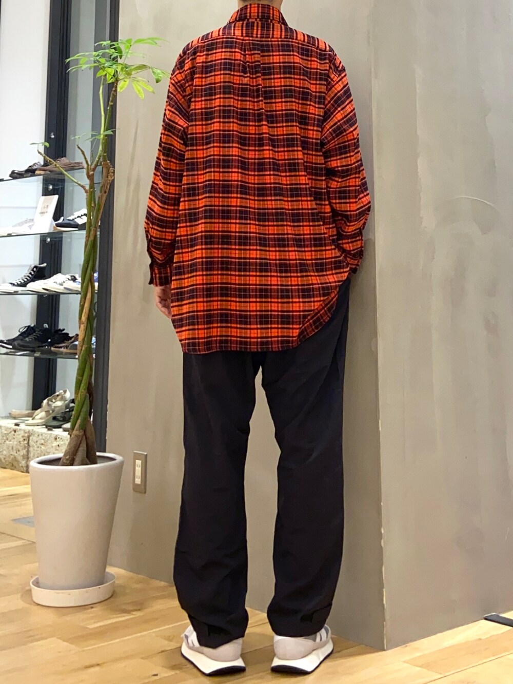 レッド系のシャツ/ブラウス、ベージュ系のTシャツ/カットソー、ブラック系のその他パンツを着用したメンズの秋コーディネートの4枚目の写真