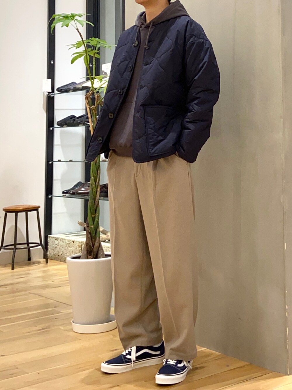 ブルー系のブルゾン、グレー系のパーカー、ベージュ系のその他パンツを着用したメンズの冬コーディネートの2枚目の写真