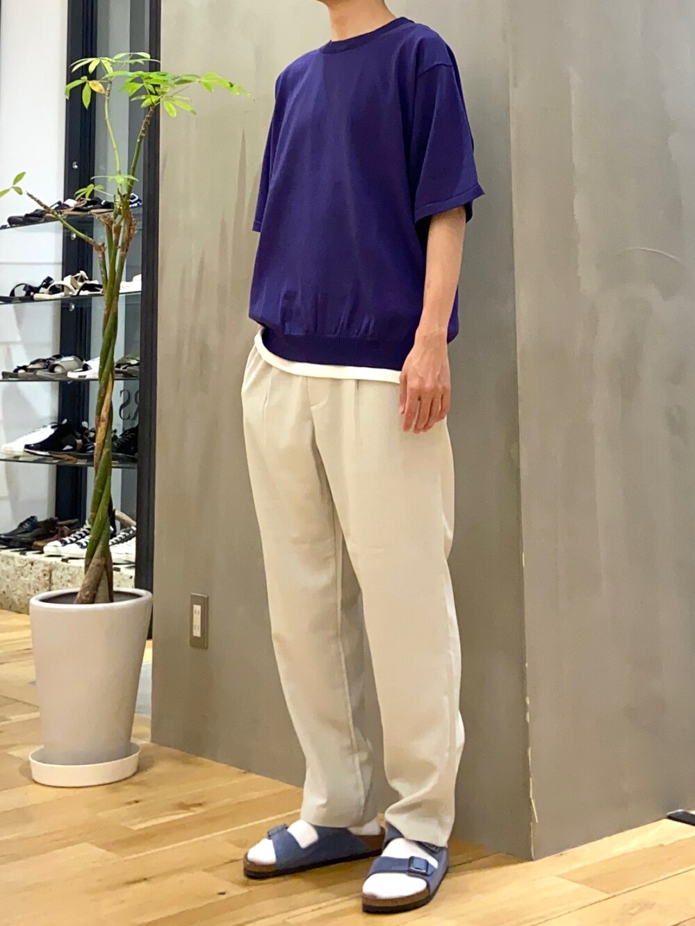 パープル系のTシャツ/カットソー、ホワイト系のタンクトップ、ブルー系のサンダルを着用したメンズの夏コーディネートの2枚目の写真