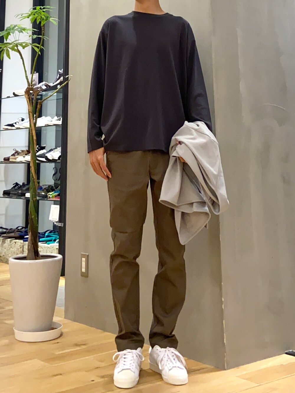 グレー系のカーディガン/ボレロ、グレー系のTシャツ/カットソー、ブラウン系のその他パンツを着用したメンズの夏コーディネートの2枚目の写真