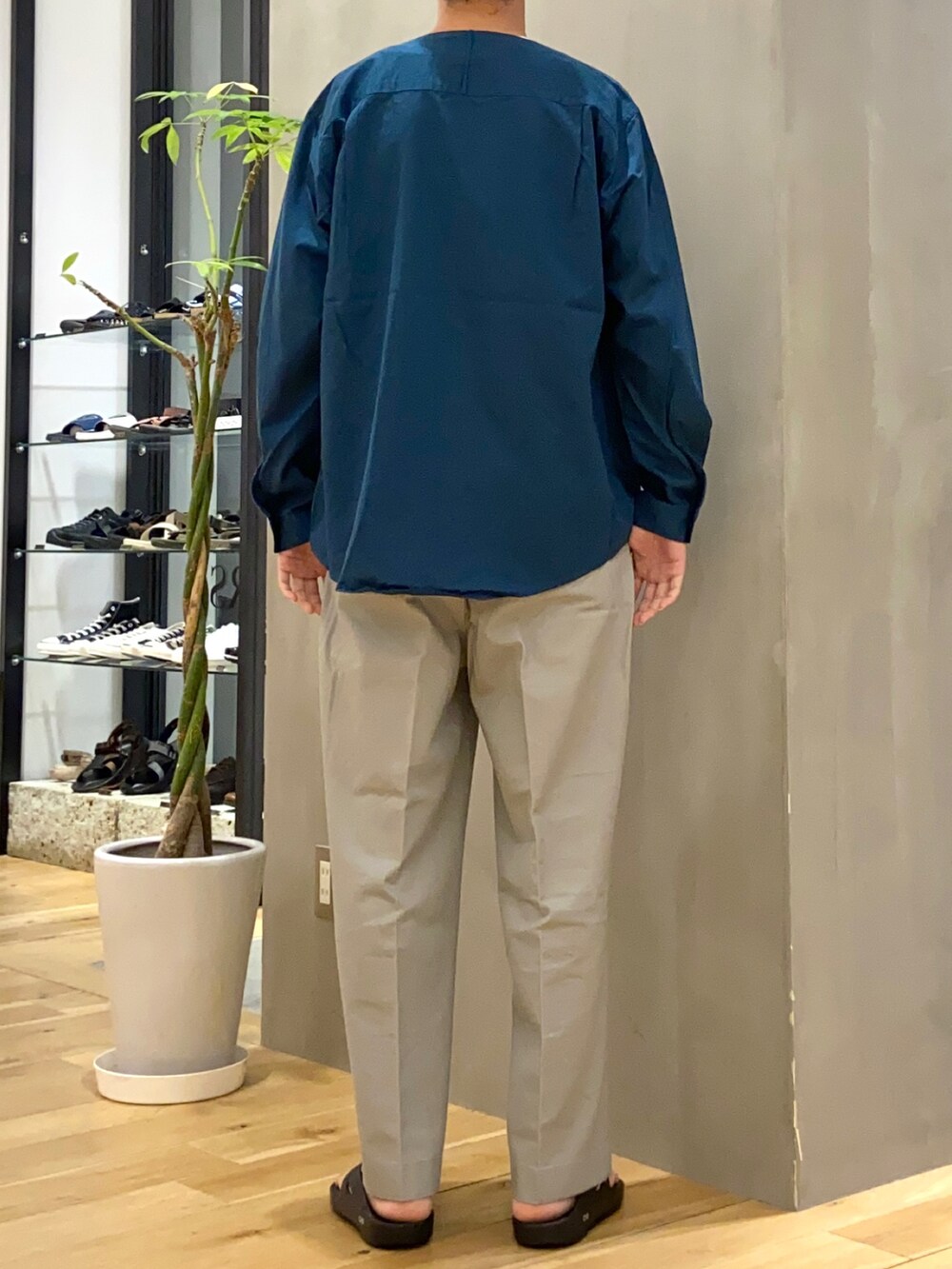 グリーン系のシャツ/ブラウス、ホワイト系のTシャツ/カットソー、グレー系のその他パンツを着用したメンズの夏コーディネートの4枚目の写真