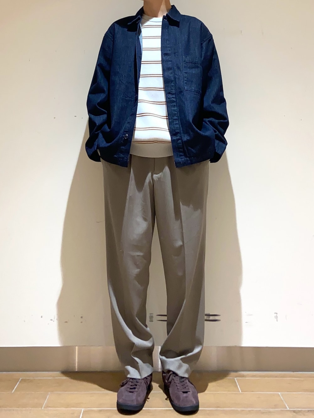 ブルー系のカバーオール、グレー系のニット/セーター、ベージュ系のその他パンツを着用したメンズの春コーディネートの4枚目の写真