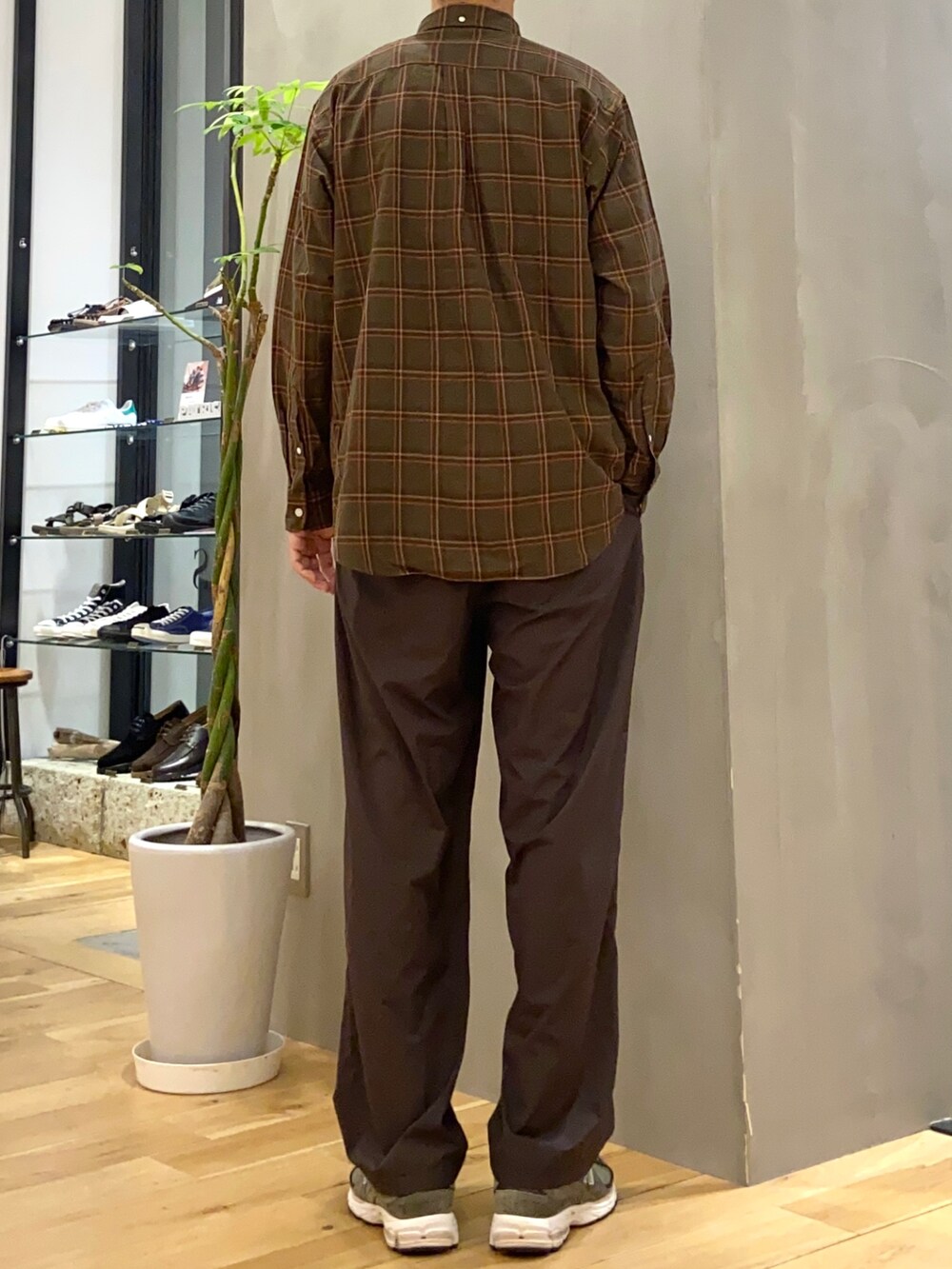 グリーン系のシャツ/ブラウス、ブルー系のTシャツ/カットソー、グリーン系のその他パンツを着用したメンズの秋コーディネートの3枚目の写真