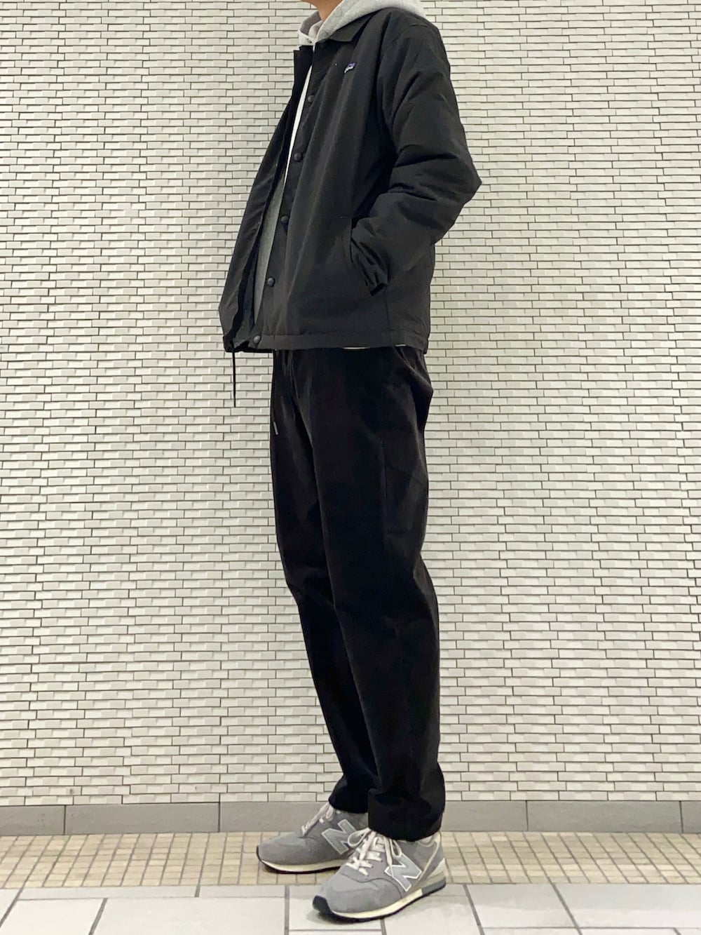 グレー系のパーカー、グレー系のその他パンツ、グレー系のスニーカーを着用したメンズの冬コーディネートの2枚目の写真