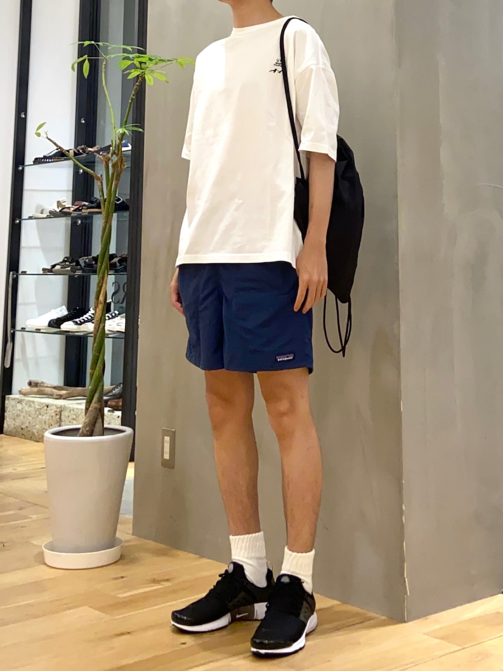 ホワイト系のTシャツ/カットソー、ブラック系のバックパック/リュック、その他のその他を着用したメンズの夏コーディネートの2枚目の写真