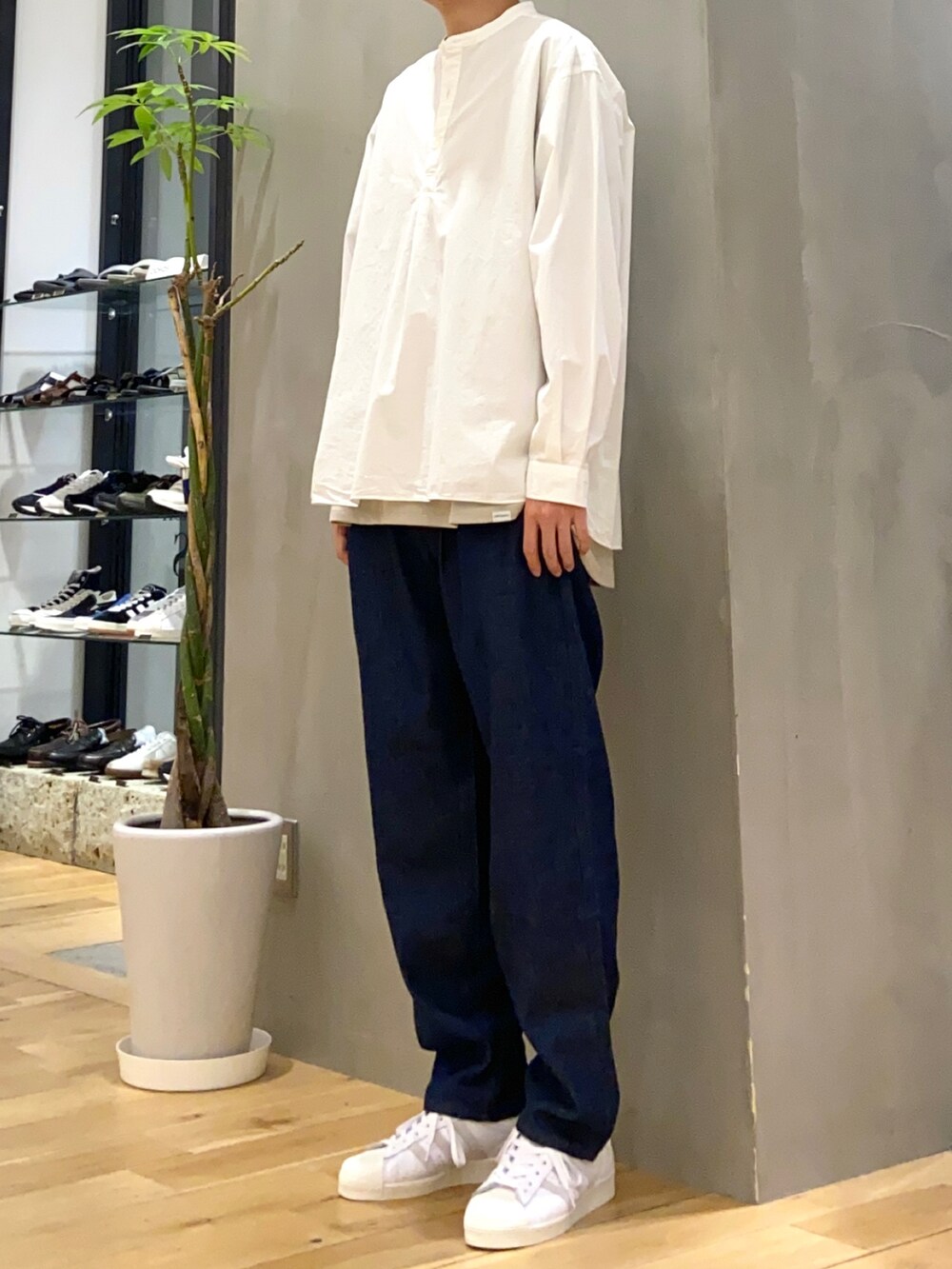 ホワイト系のシャツ/ブラウス、ベージュ系のTシャツ/カットソー、ブルー系のデニムパンツを着用したメンズの春コーディネートの3枚目の写真