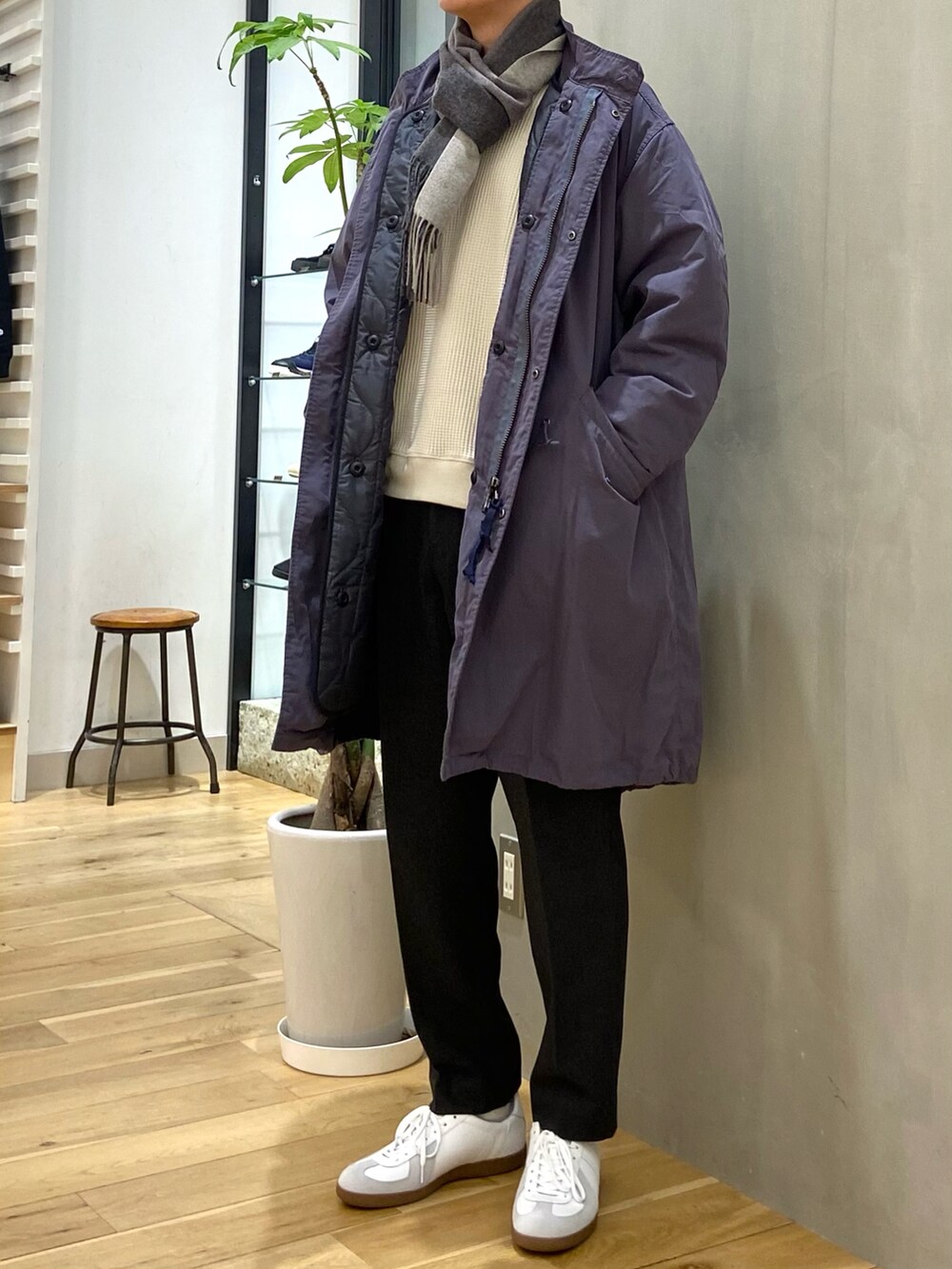 グレー系のモッズコート、ベージュ系のTシャツ/カットソー、グレー系のその他パンツを着用したメンズの冬コーディネートの2枚目の写真