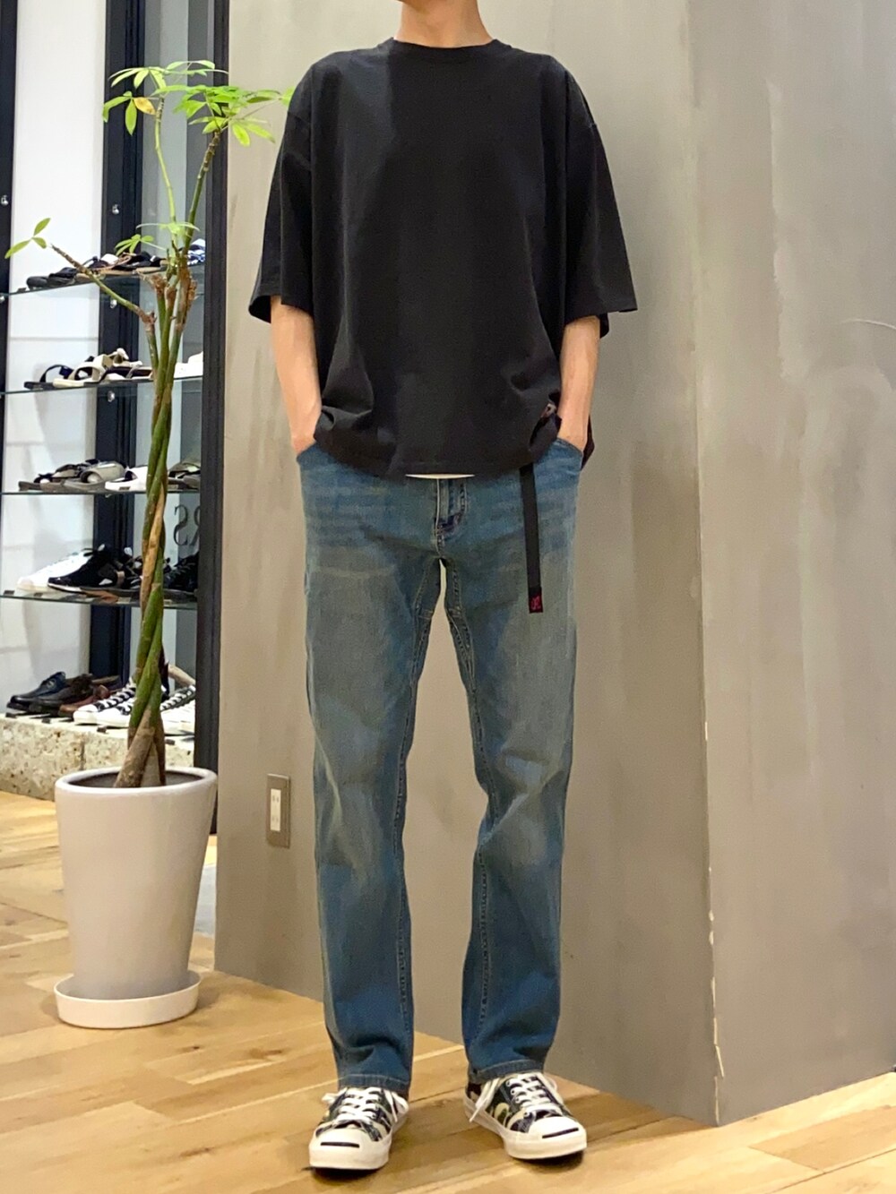 ブラック系のTシャツ/カットソー、ホワイト系のタンクトップ、ブルー系のその他パンツを着用したメンズの夏コーディネートの4枚目の写真