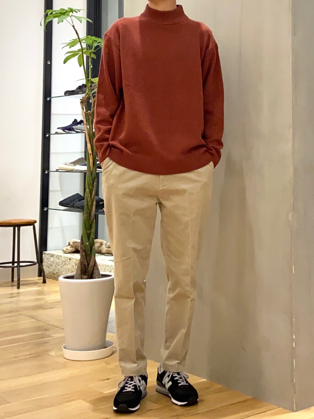 レッド系のニット/セーター、グレー系のその他パンツ、ブルー系のその他を着用したメンズの秋コーディネートの2枚目の写真