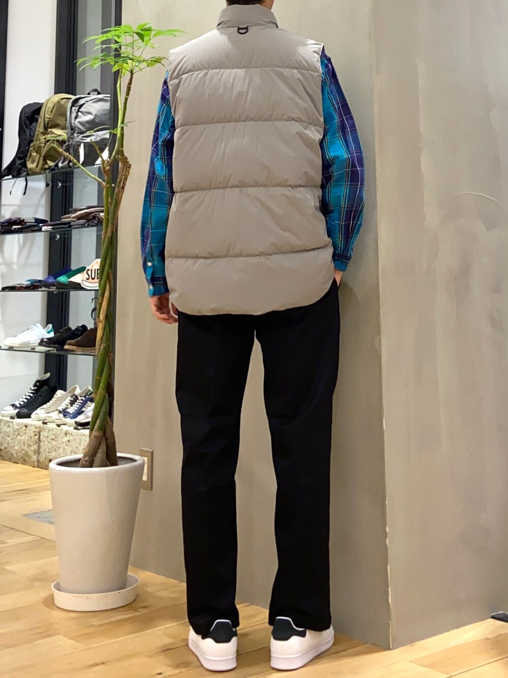 グレー系のダウンベスト、ブラック系のその他パンツ、ブラック系のスニーカーを着用したメンズの秋コーディネートの4枚目の写真