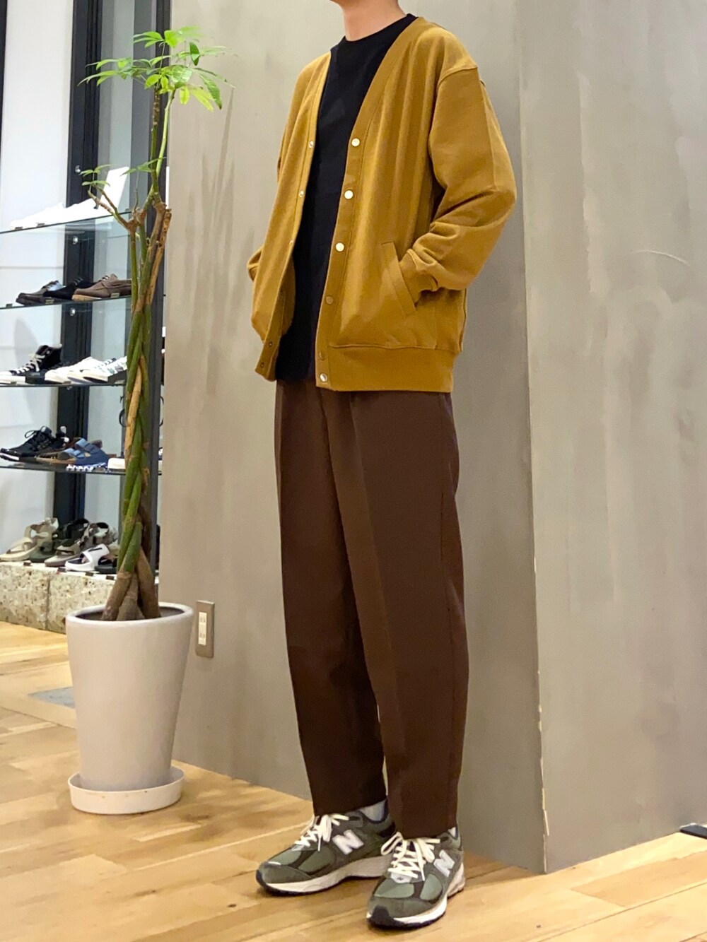 イエロー系のカーディガン/ボレロ、ブラック系のTシャツ/カットソー、ブラウン系のその他パンツを着用したメンズの秋コーディネートの2枚目の写真