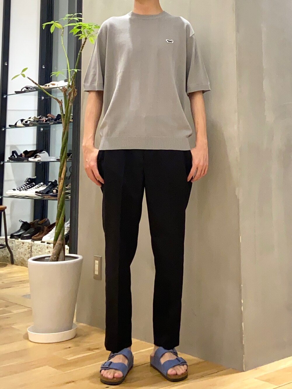 グレー系のTシャツ/カットソー、ブラック系のその他パンツ、ブルー系のサンダルを着用したメンズの夏コーディネートの3枚目の写真
