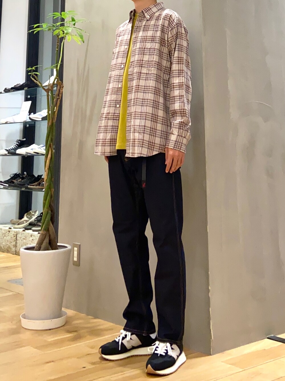 ベージュ系のシャツ/ブラウス、イエロー系のニット/セーター、ブルー系のその他パンツを着用したメンズの秋コーディネートの3枚目の写真