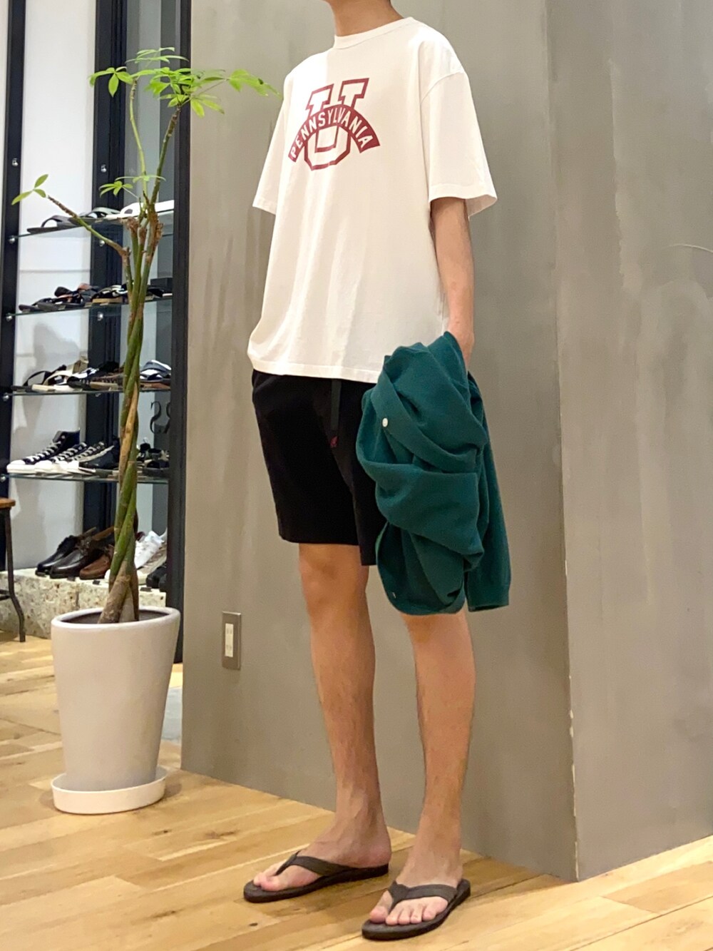 グリーン系のカーディガン/ボレロ、ホワイト系のTシャツ/カットソー、グレー系のサンダルを着用したメンズの夏コーディネートの2枚目の写真