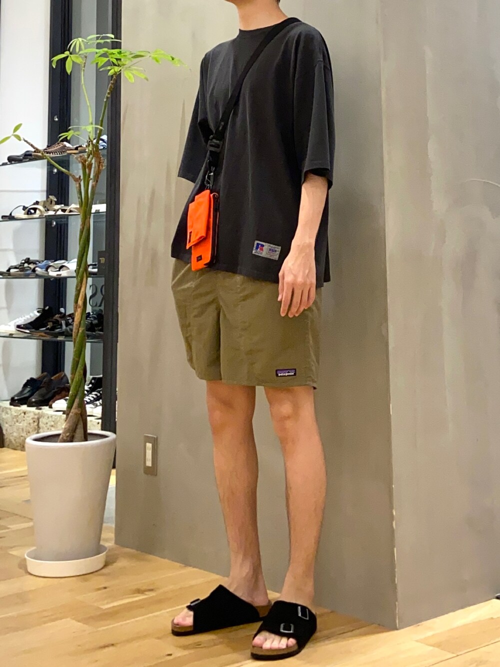 ブラック系のTシャツ/カットソー、オレンジ系のショルダーバッグ、その他のその他を着用したメンズの夏コーディネートの3枚目の写真
