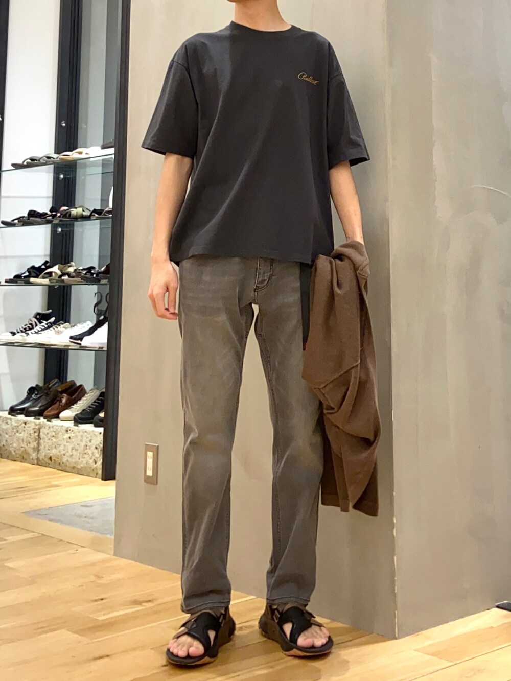 ブラウン系のカーディガン/ボレロ、グレー系のTシャツ/カットソー、ブラック系のその他パンツを着用したメンズの春コーディネートの3枚目の写真