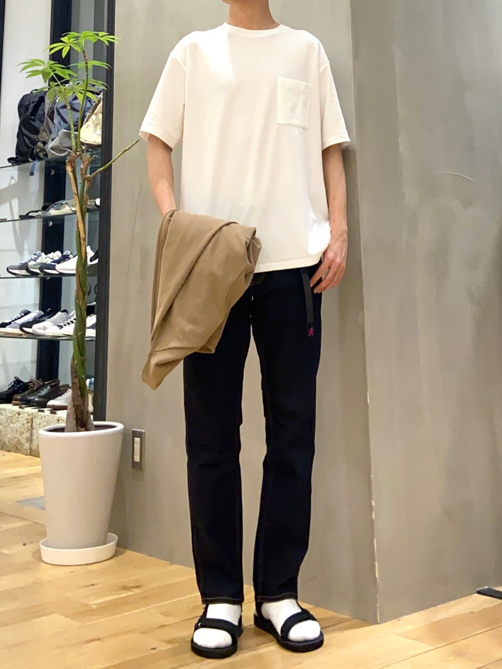 ブラウン系のカーディガン/ボレロ、ホワイト系のTシャツ/カットソー、ブルー系のその他パンツを着用したメンズの春コーディネートの2枚目の写真