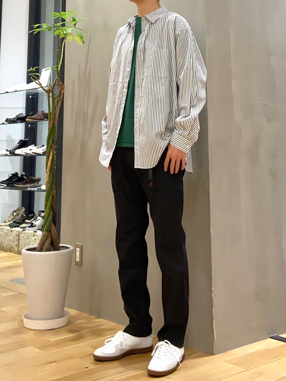 グリーン系のシャツ/ブラウス、グリーン系のTシャツ/カットソー、ホワイト系のスニーカーを着用したメンズの秋コーディネートの2枚目の写真