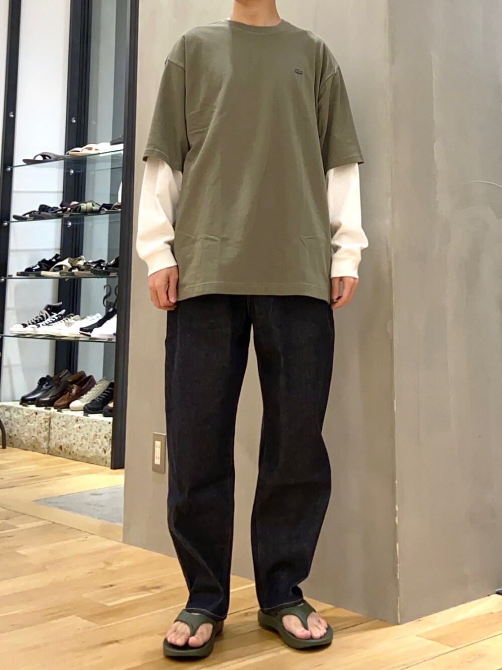 グリーン系のTシャツ/カットソー、ホワイト系のTシャツ/カットソー、ブルー系のデニムパンツを着用したメンズの春コーディネートの3枚目の写真