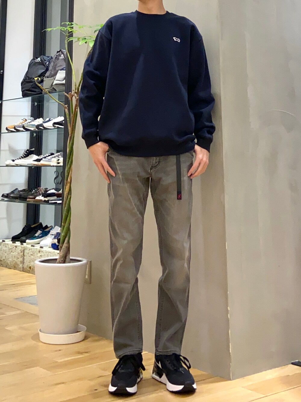 ブルー系のマウンテンパーカー、ブルー系のスウェット、ブラック系のその他パンツを着用したメンズの春コーディネートの2枚目の写真