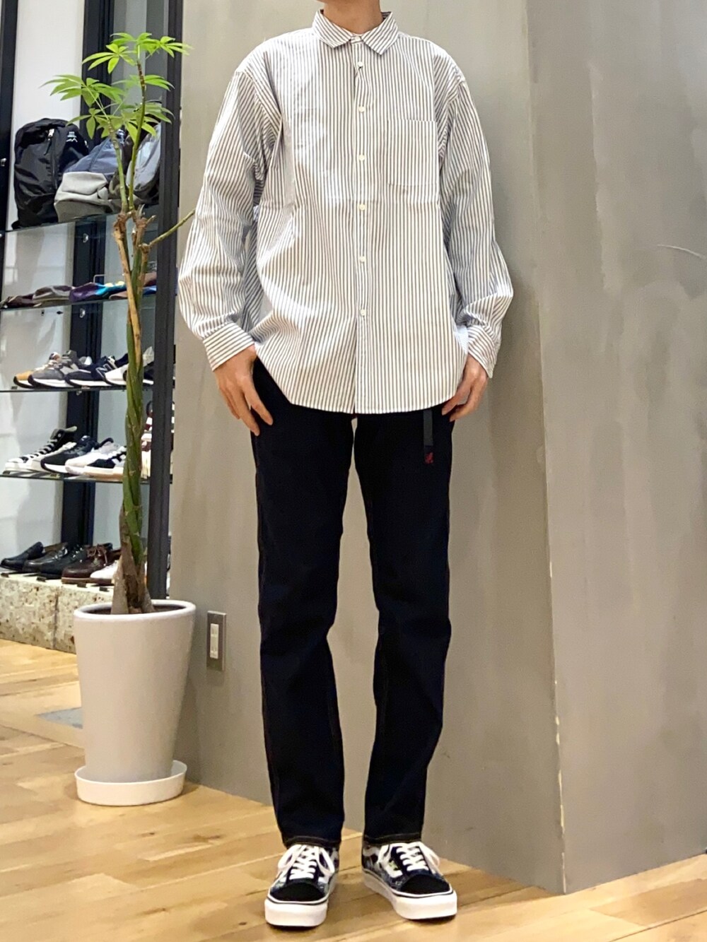 ブルー系のシャツ/ブラウス、グレー系のマウンテンパーカー、ブルー系のその他パンツを着用したメンズの春コーディネートの2枚目の写真