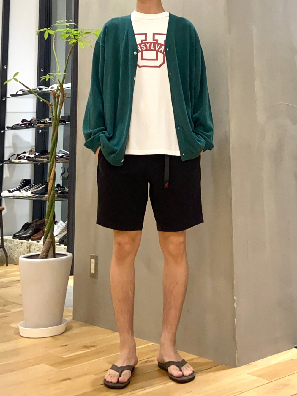 グリーン系のカーディガン/ボレロ、ホワイト系のTシャツ/カットソー、グレー系のサンダルを着用したメンズの夏コーディネートの3枚目の写真