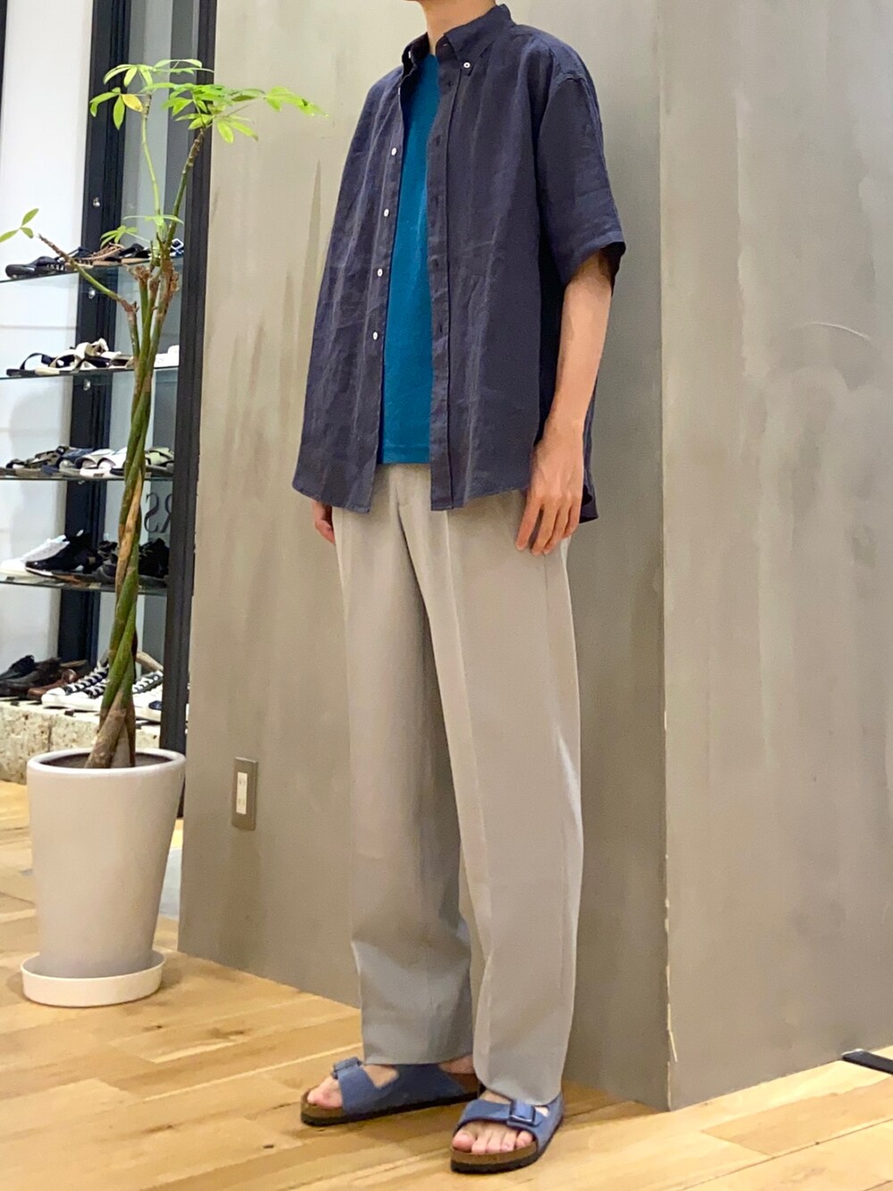 ブルー系のシャツ/ブラウス、ブルー系のTシャツ/カットソー、ブルー系のサンダルを着用したメンズの夏コーディネートの3枚目の写真
