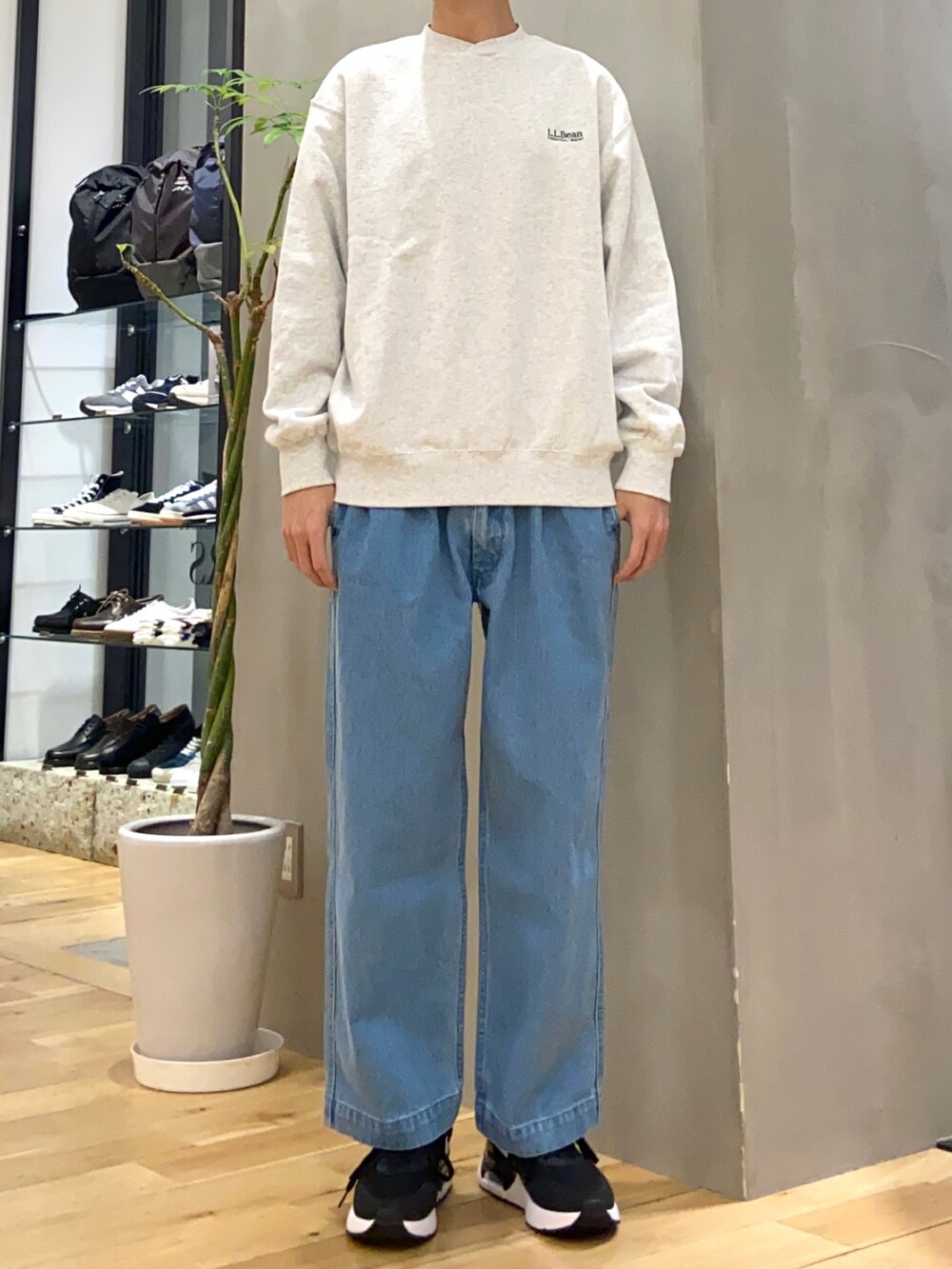 ブルー系のその他アウター、ブルー系のデニムパンツ、ブラック系のスニーカーを着用したメンズの春コーディネートの2枚目の写真