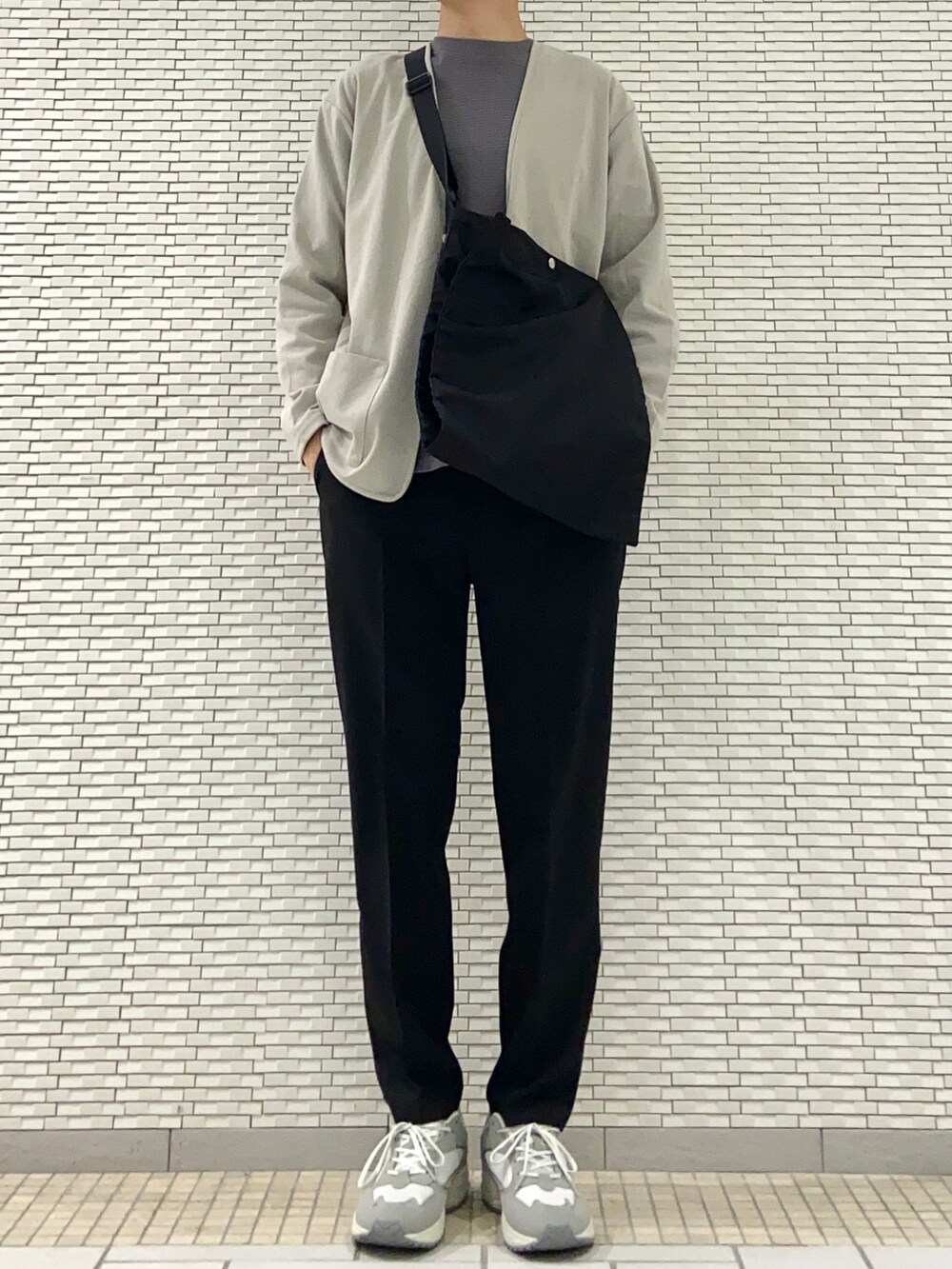 グレー系のカーディガン/ボレロ、グレー系のTシャツ/カットソー、ブラック系のその他パンツを着用したメンズの春コーディネートの3枚目の写真