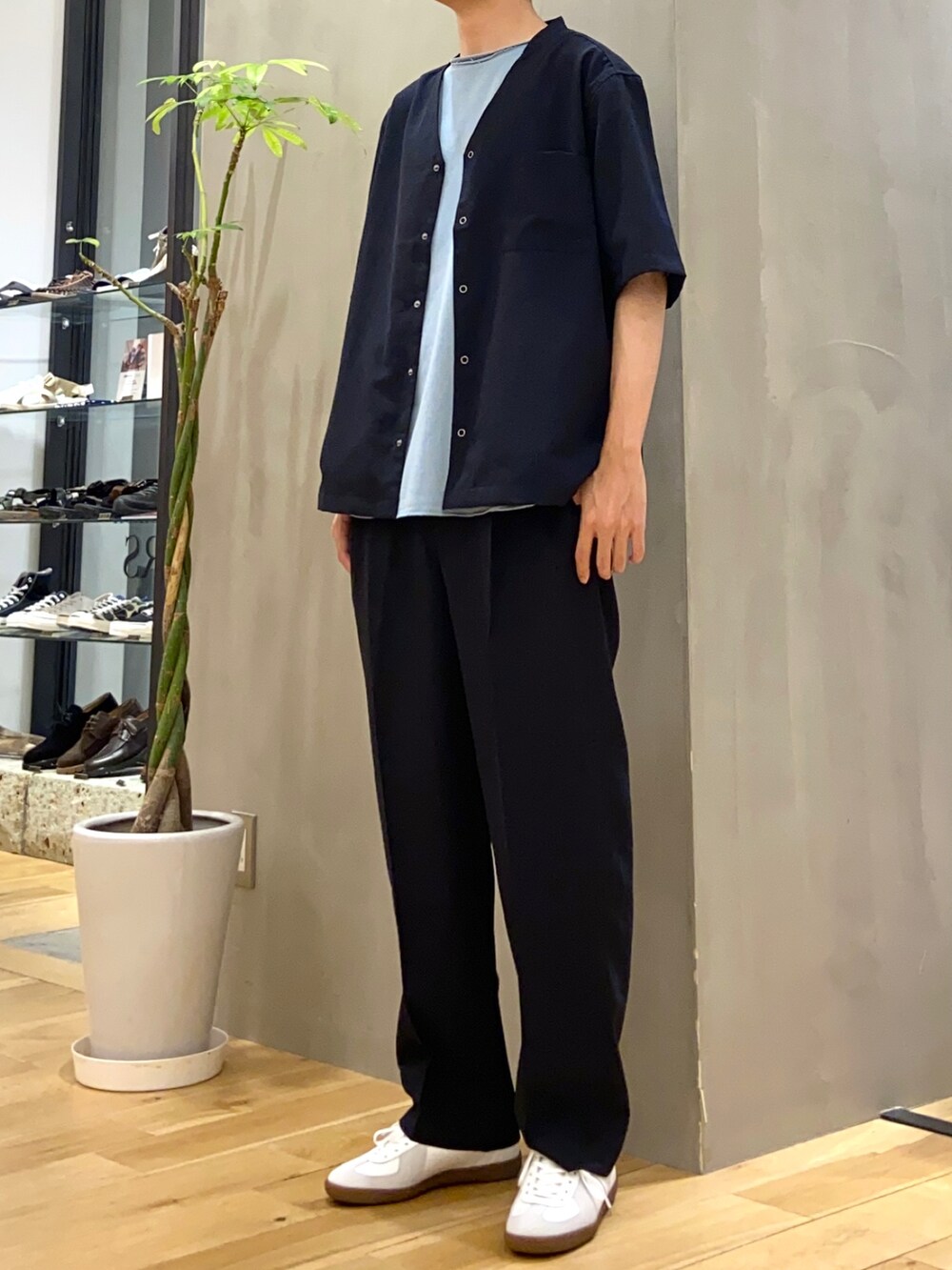 ブルー系のシャツ/ブラウス、ブルー系のTシャツ/カットソー、ホワイト系のスニーカーを着用したメンズの秋コーディネートの2枚目の写真