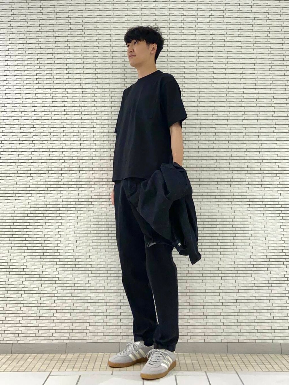 ブラック系のTシャツ/カットソー、ブラック系のシャツ/ブラウス、ブラック系のデニムパンツを着用したメンズの秋コーディネートの2枚目の写真